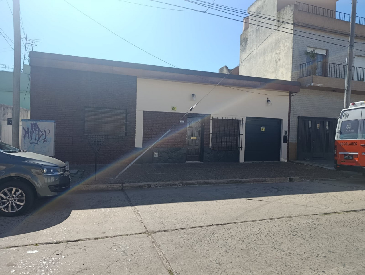 ALQUILER: CASA 3 AMBIENTES CON PEQUEÑO PATIO CON PARILLA - VILLA BALLESTER